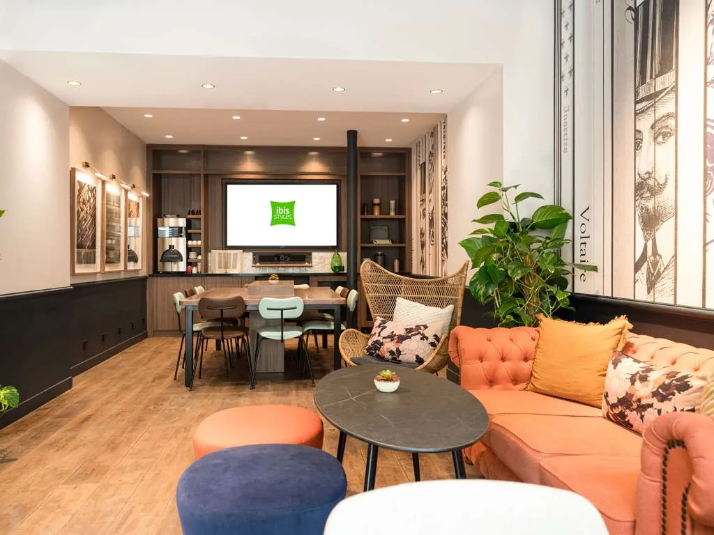 Salon et espace de travail de l'ibis Styles Paris Gare de Lyon Bastille, Paris 12e, avec écran mural