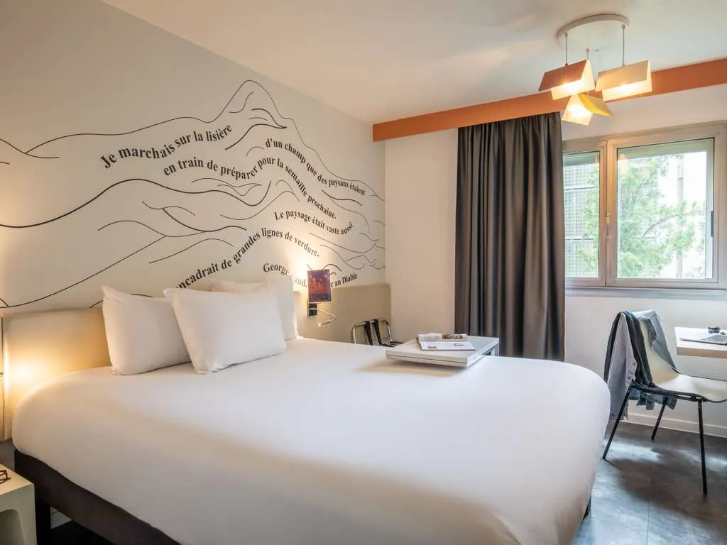 Guest room at ibis Styles Paris Tolbiac Bibliothèque in Paris 13th, with a double bed and a work table