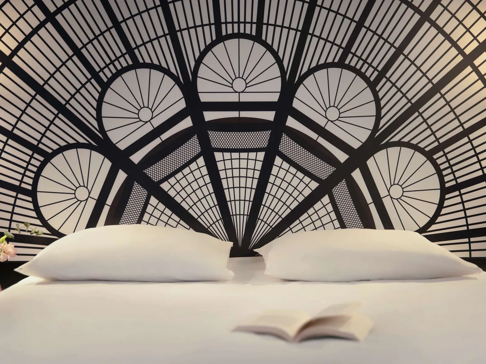 Chambre avec tête de lit noir et blanc de style Art déco au Mercure Paris Porte de Versailles Expo