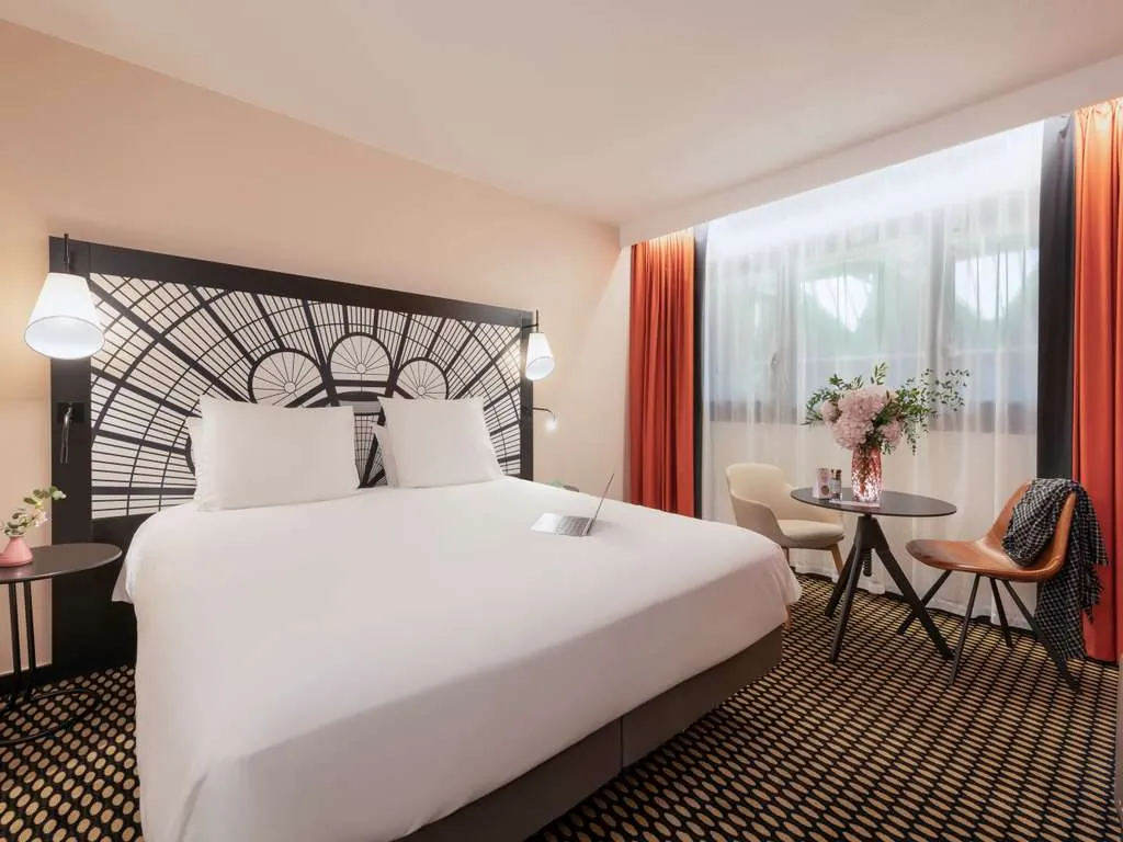 Chambre twin à tête de lit graphique et bureau au Mercure Paris Porte de Versailles Expo, Vanves