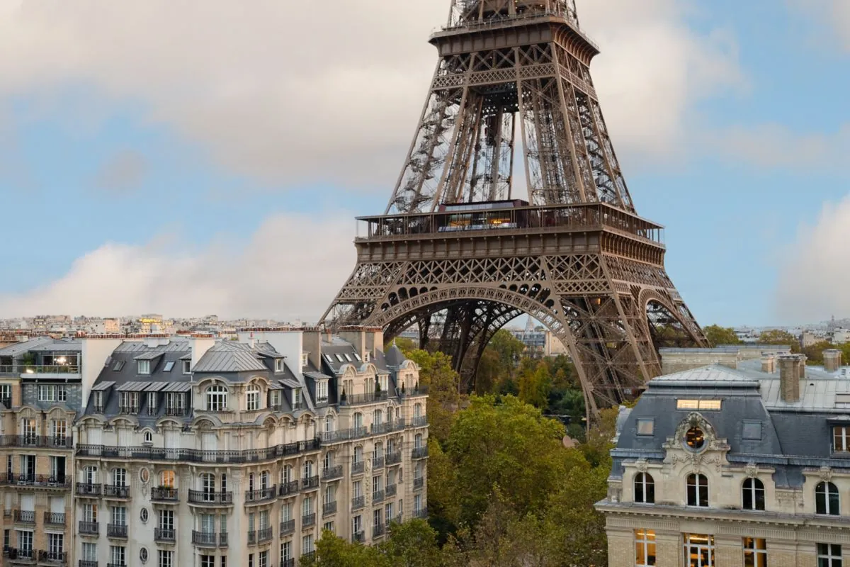 Vue sur la tour Eiffel encadrée de façades haussmanniennes depuis le Pullman Paris Tour Eiffel