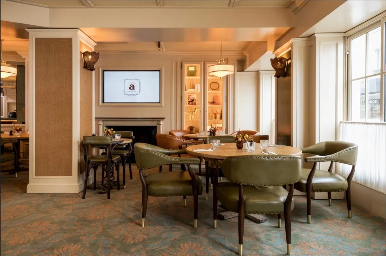 Salle avec fauteuils en velours et écran mural