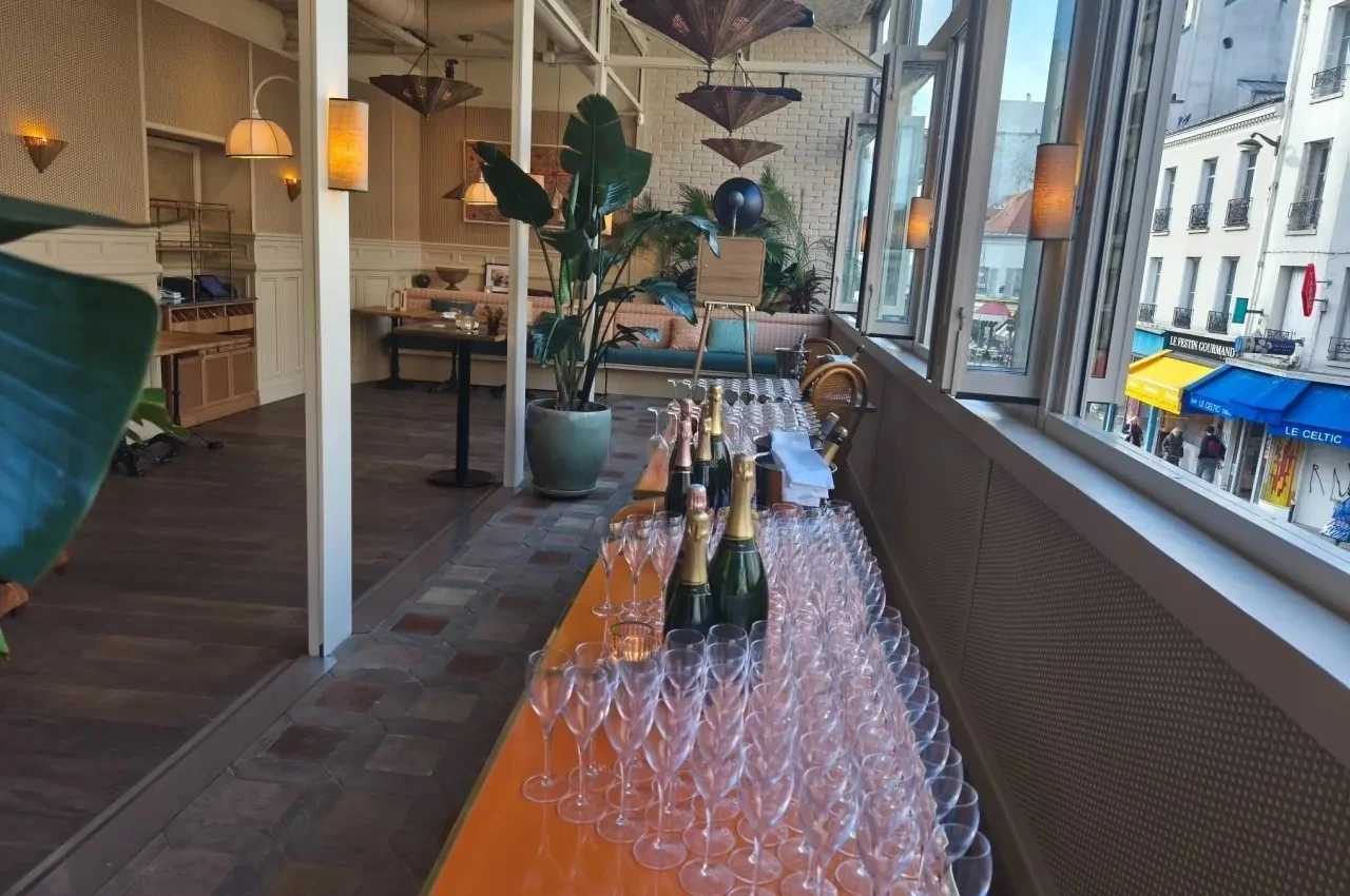 Comptoir de bar avec verres à champagne près de la fenêtre