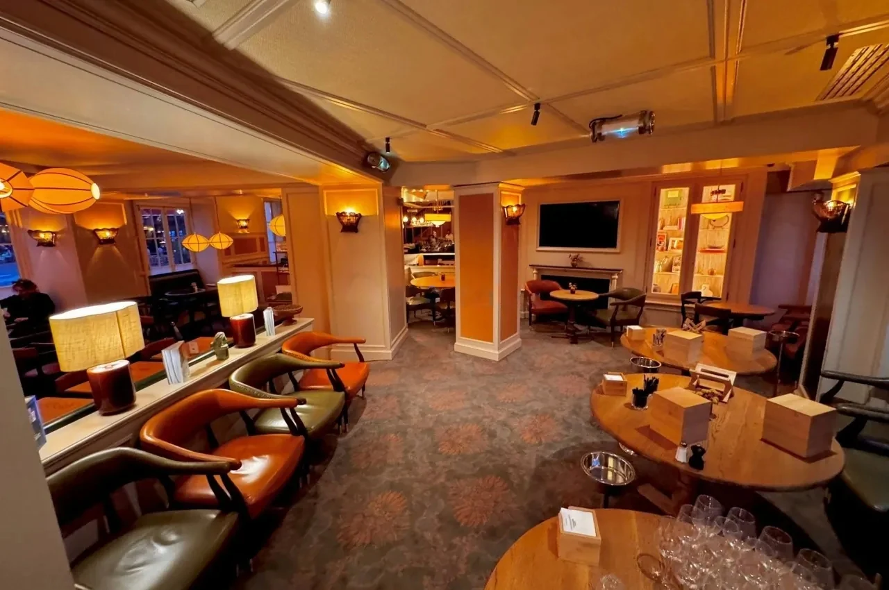 Espace bar avec banquettes en cuir et éclairage en lanternes