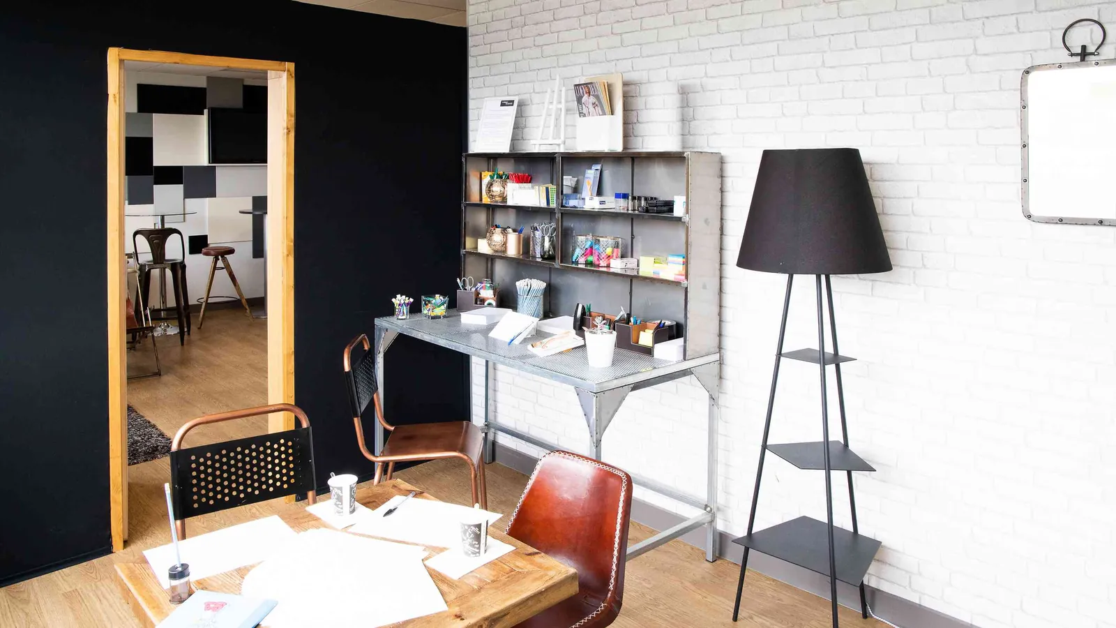 Petite salle des Ateliers du Nord avec grand miroir, plan de travail et lampadaire