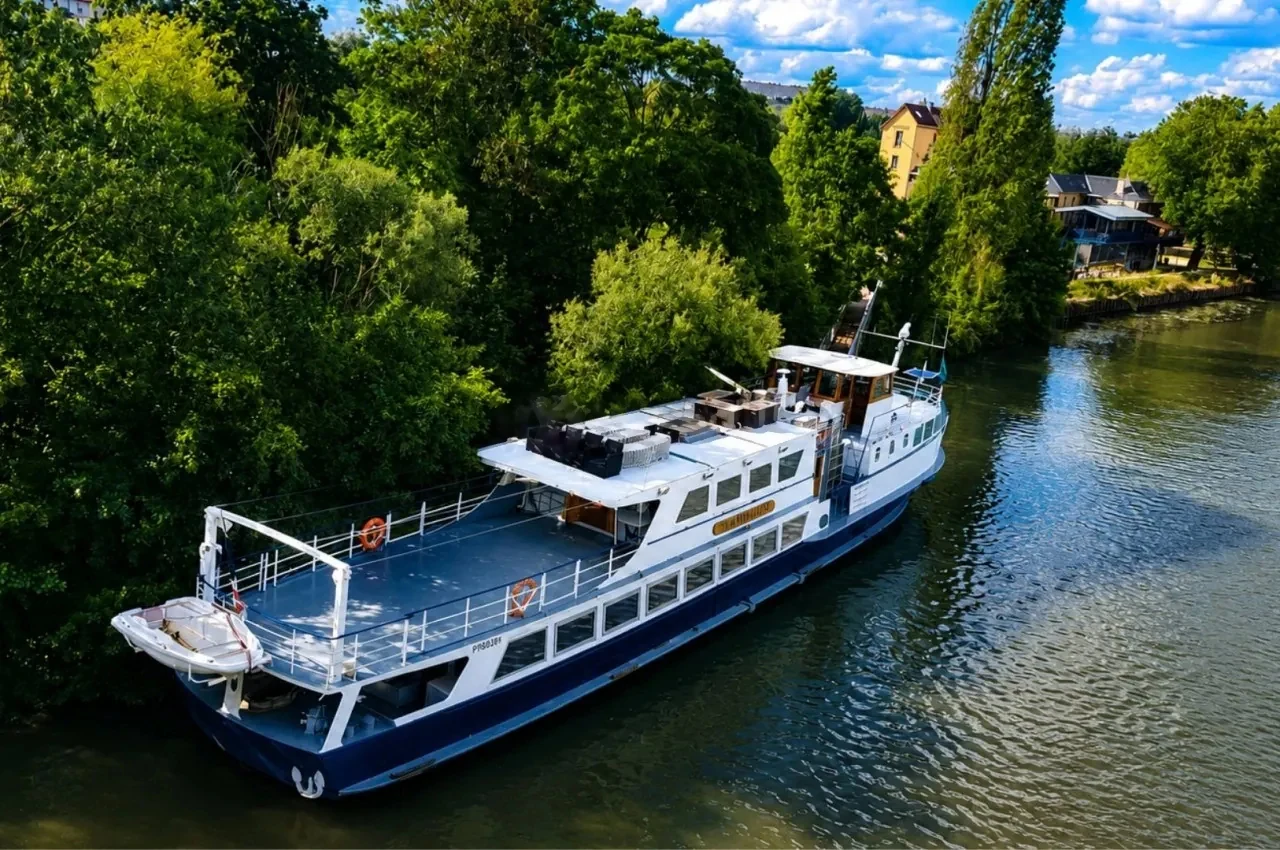 Bateau Le Rêve sur Seine, lieu événementiel sur l'eau pour événements d'entreprise à Paris 16, jusqu'à 120 invités