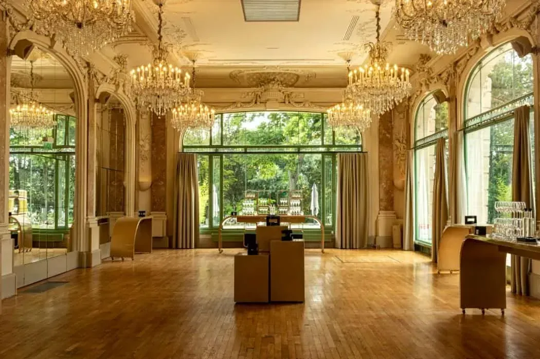 Salon Belle Époque avec terrasse-jardin: interior and atmosphere, Paris 16e