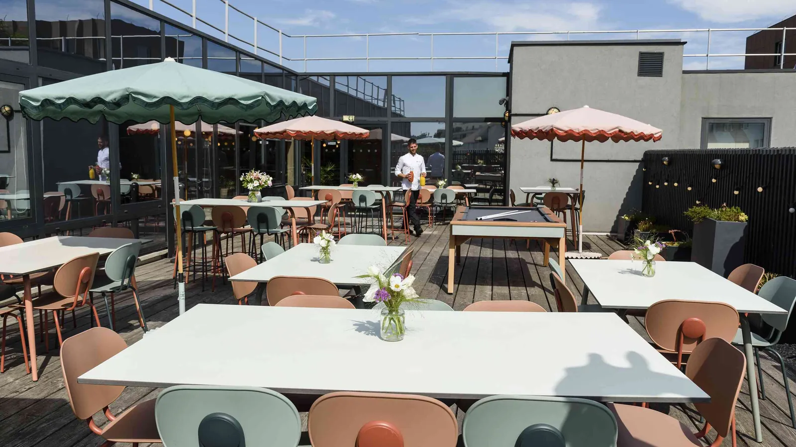Terrasse de toit du Belvédère Nord avec parasols, tables et chaises pour une réception