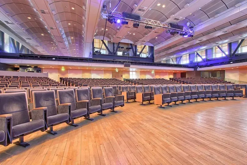 Auditorium with curved high ceilings and theatre seating