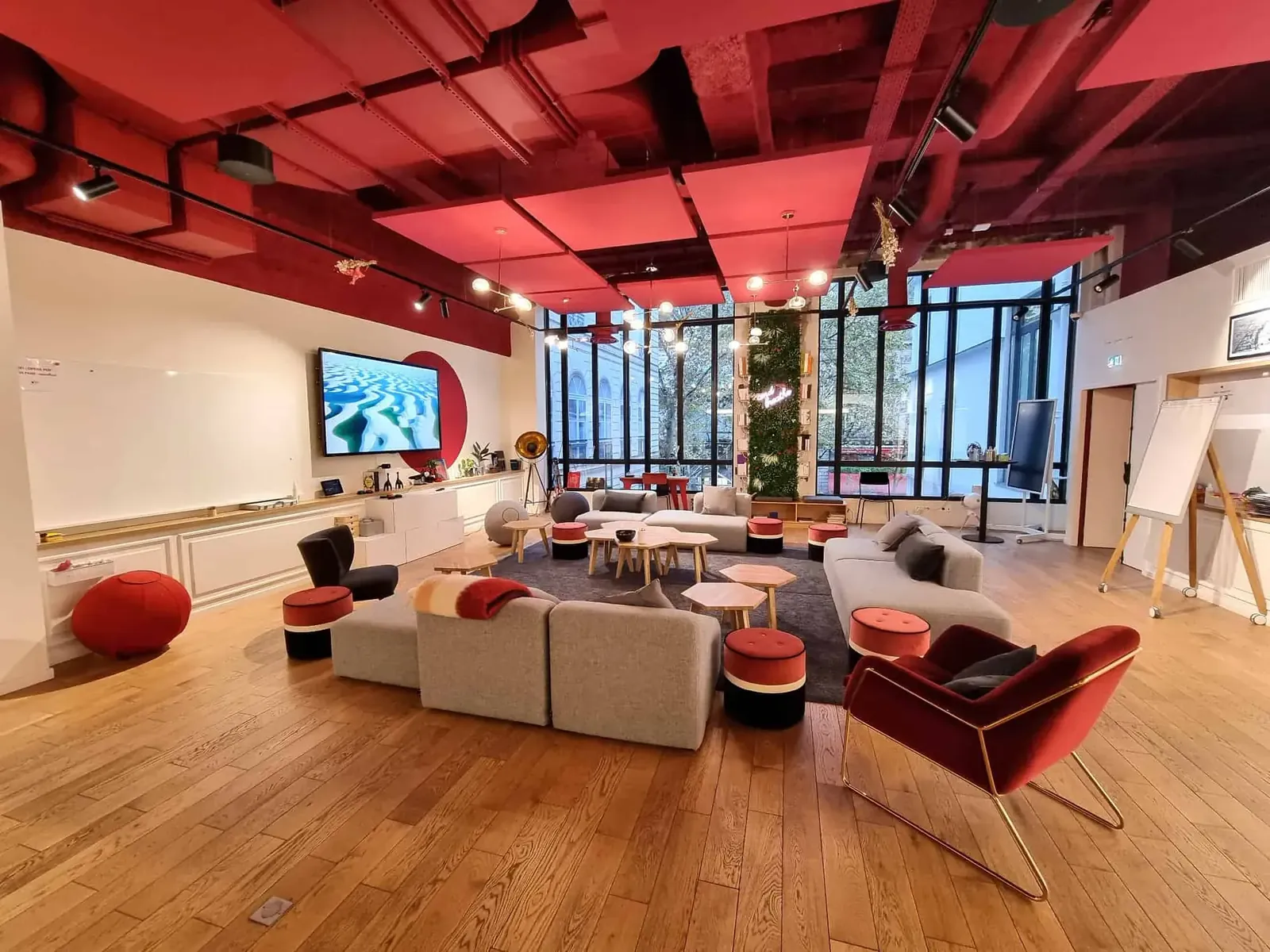 Contemporary Venue on Boulevard des Capucines: interior and atmosphere, Paris 2e