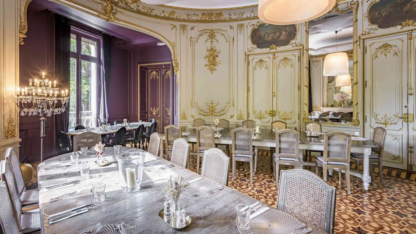 Discreet Circle private dining room with chandeliers, mirrors and a long laid table