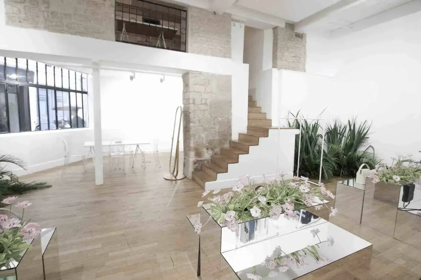 Table dressée de fleurs à côté d'un escalier en bois