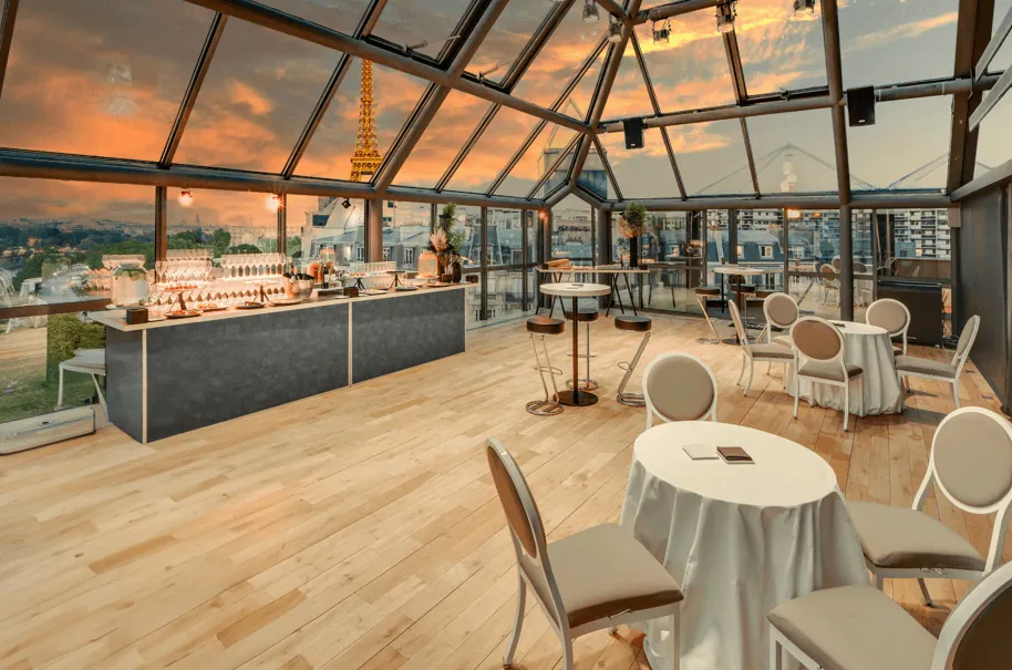 Atrium à toit de verre quai de Grenelle: interior and atmosphere, Paris 15e