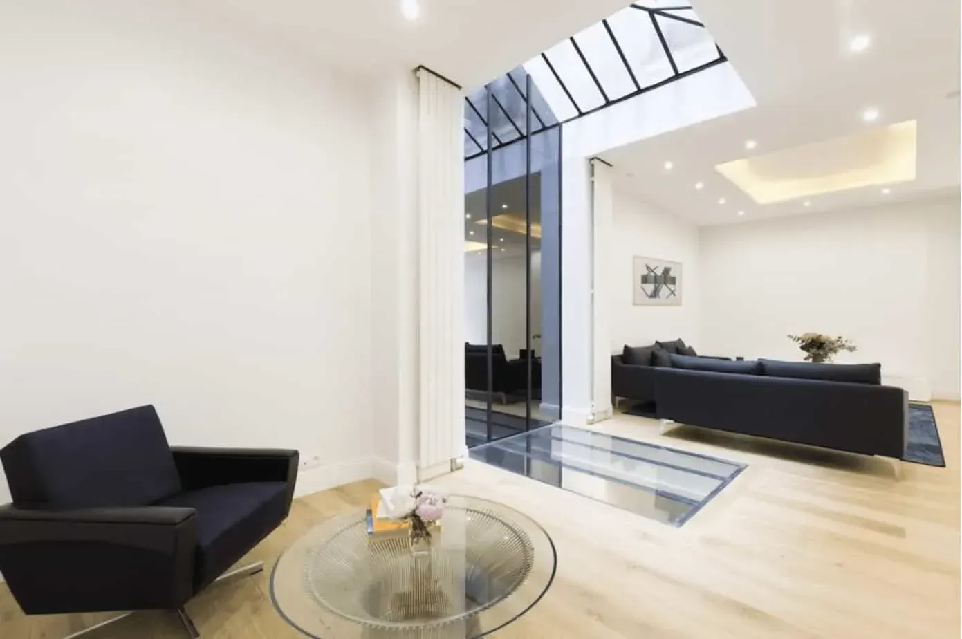 Glass-Roof Loft with Courtyard, Rue de Turenne: reception and seminar venue in Paris 3e