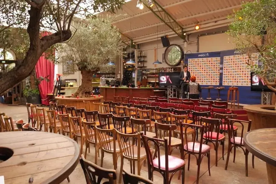 Lieu à toiture vitrée rue Boyer: reception and seminar venue in Paris 20e