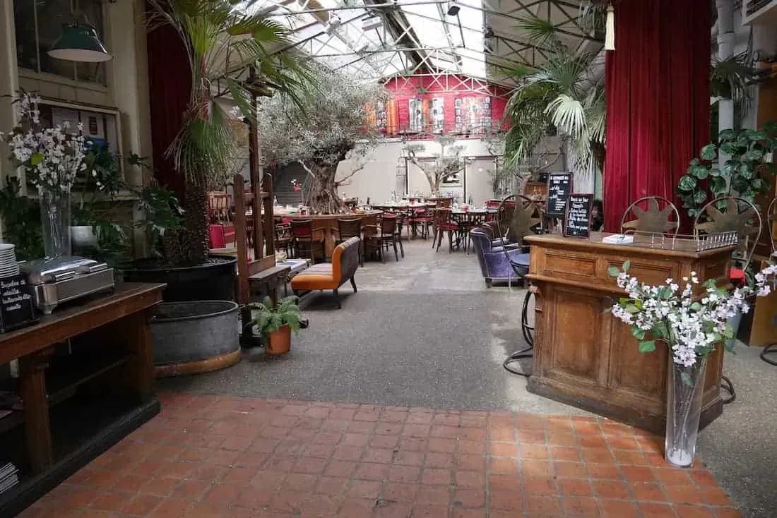 Lieu à toiture vitrée rue Boyer: reception and seminar venue in Paris 20e