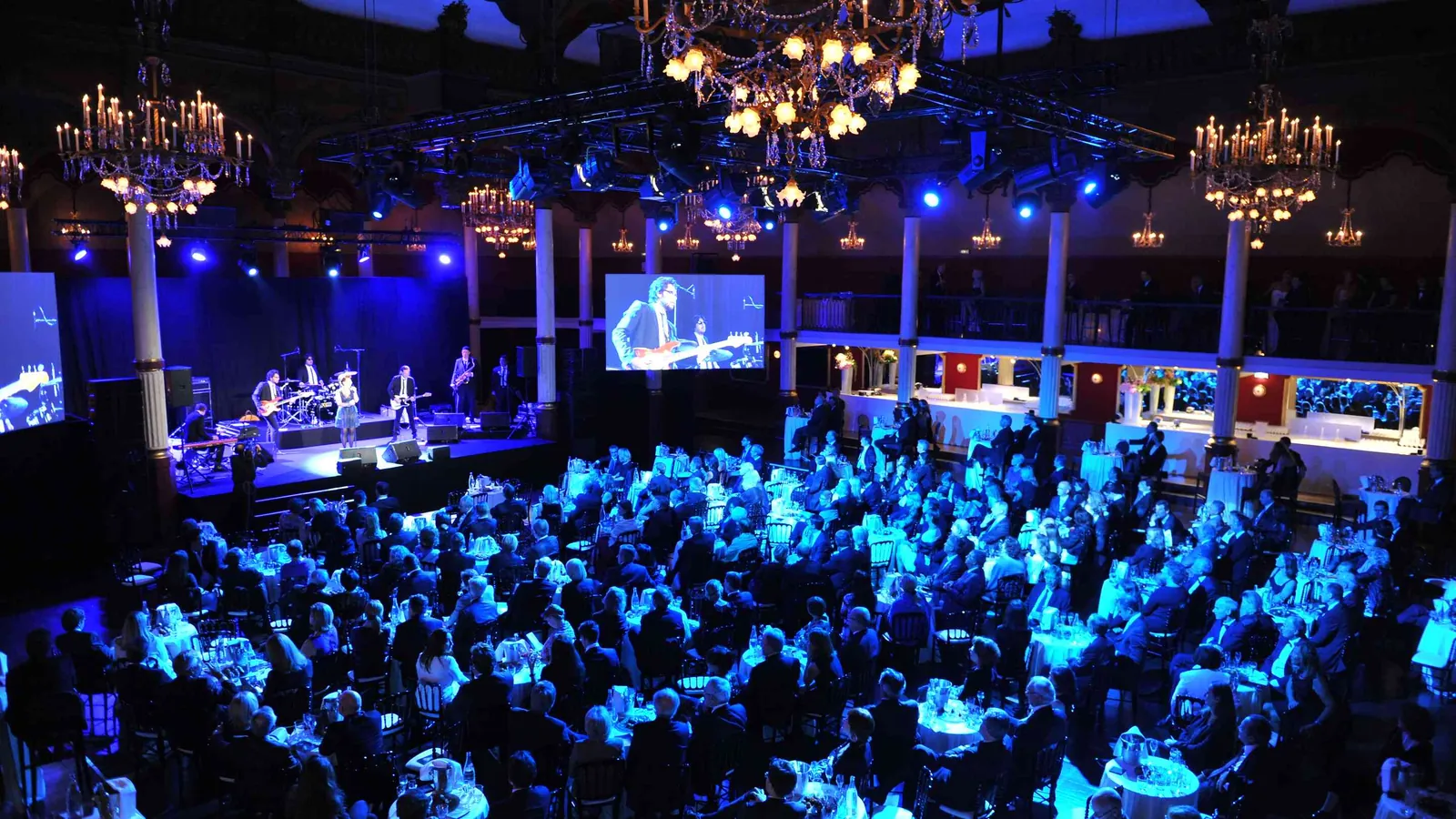 Soirée au Grand Hall Étoile avec scène, éclairage bleu et public installé en salle de spectacle