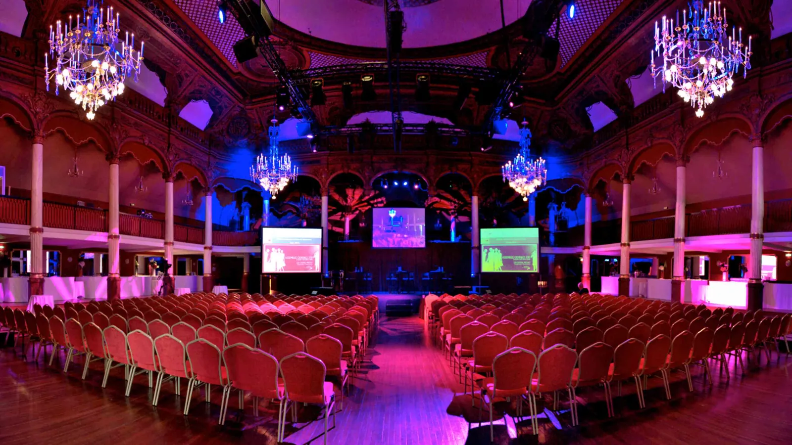 Grand Hall Étoile en configuration spectacle, chaises rouges face à la scène et écrans
