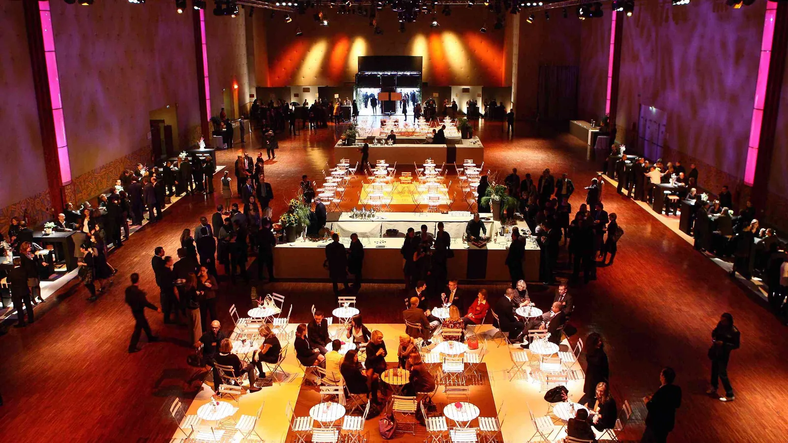 Mise en place de gala aux Grandes Halles Seine, tables longues, buffet central et lumière de scène