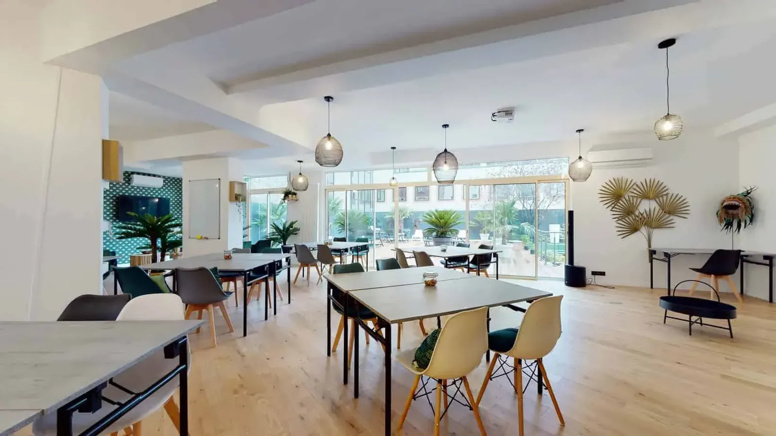 Intérieur au décor jungle ouvert sur une terrasse