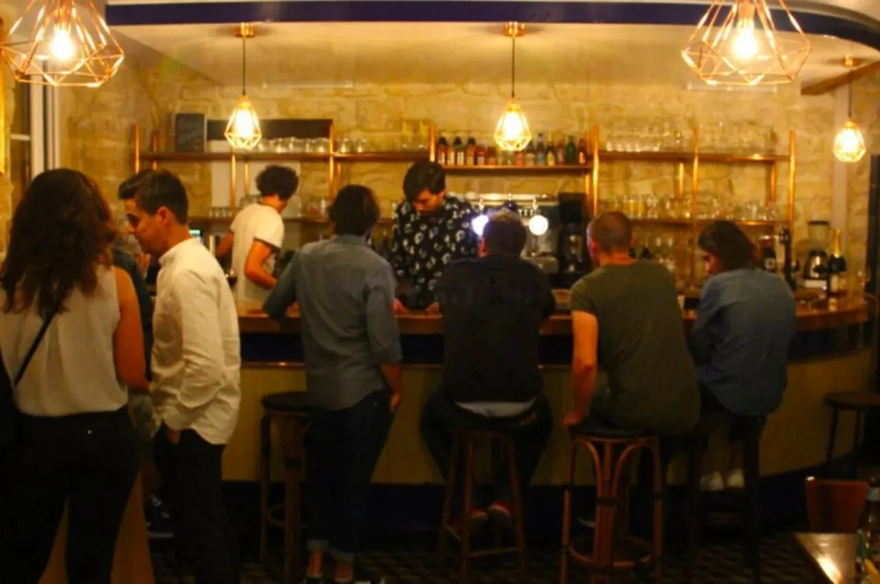 L'Astrolabe: interior and atmosphere, Paris 15e