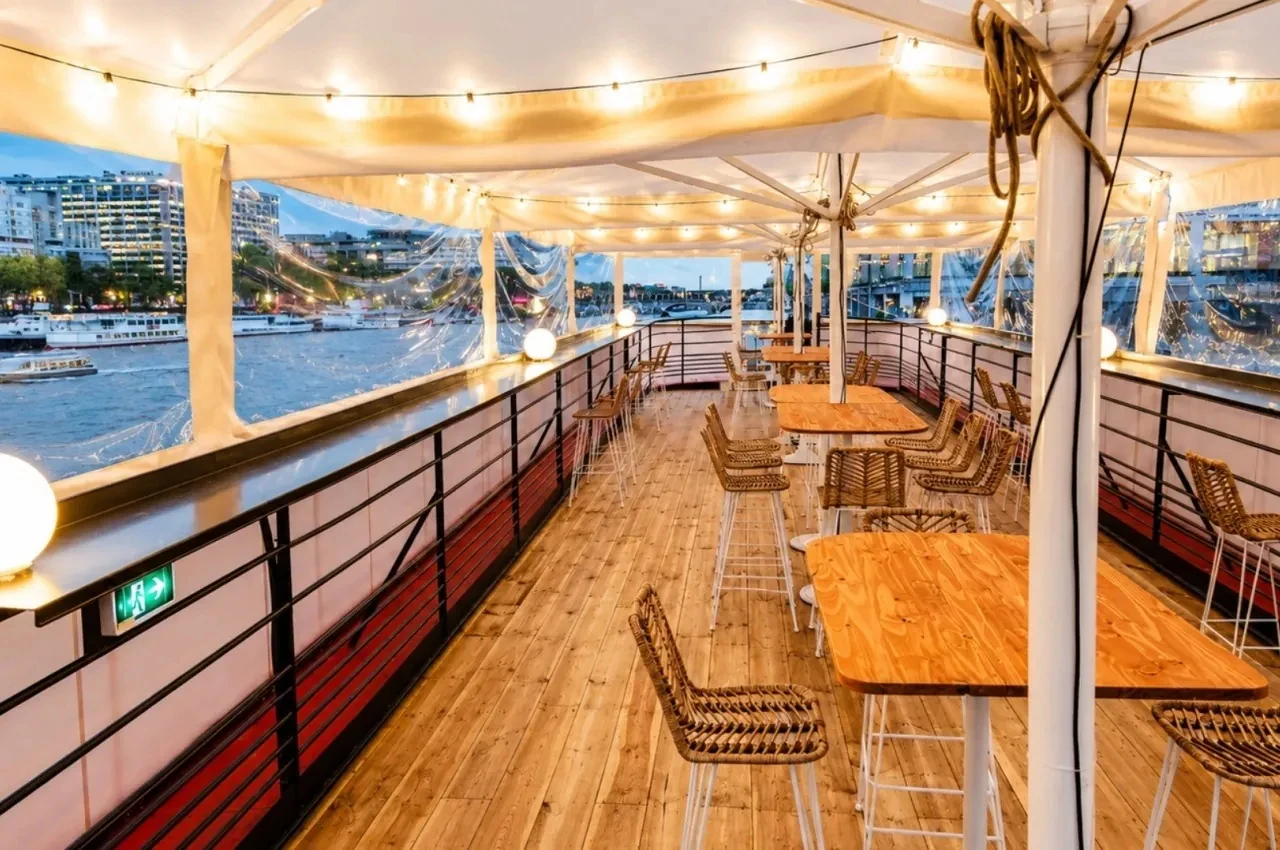 Le Rêve Flottant: interior and atmosphere, Paris 5