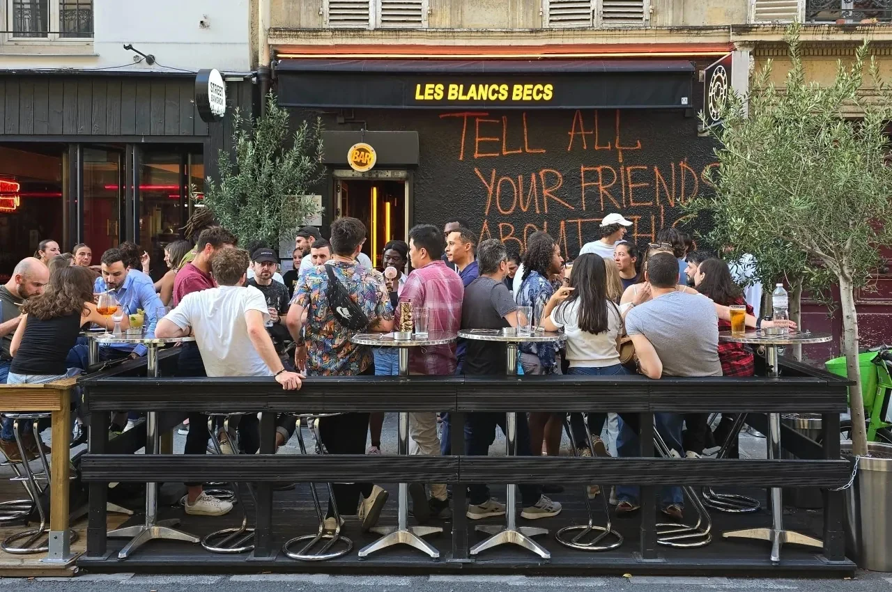 Les Blancs Becs: interior and atmosphere, Paris 9e