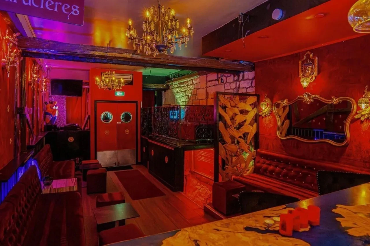 Les Caractères: interior and atmosphere, Paris 6e