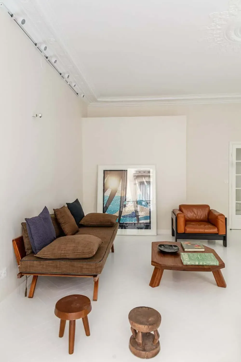 Mid-Century Showroom, Rue du Bouloi: interior and atmosphere, Paris 1er