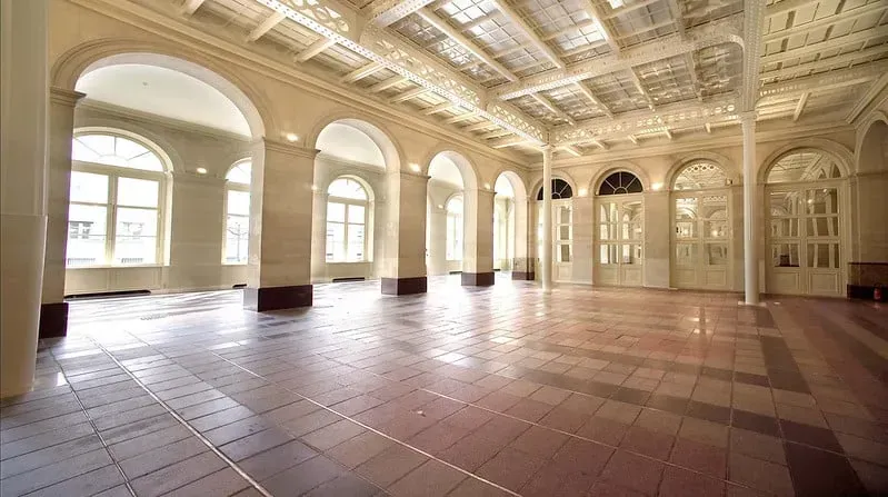 Neoclassical Hall at the Bourse: interior and atmosphere, Paris 2e