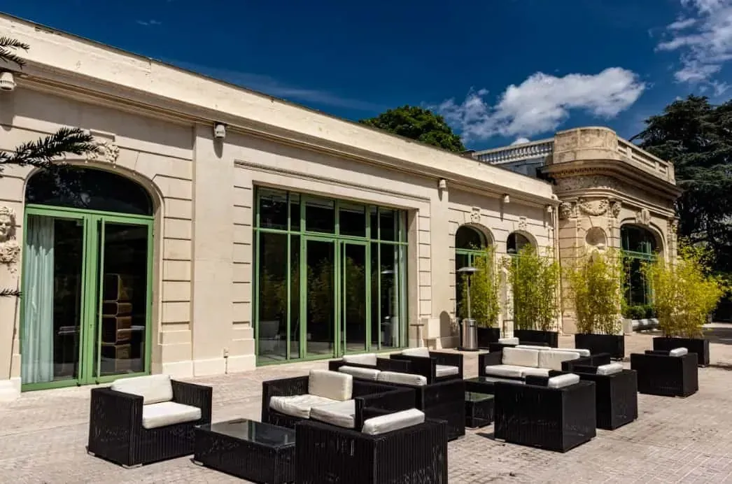 Pavillon néoclassique en parc urbain: interior and atmosphere, Paris 16e