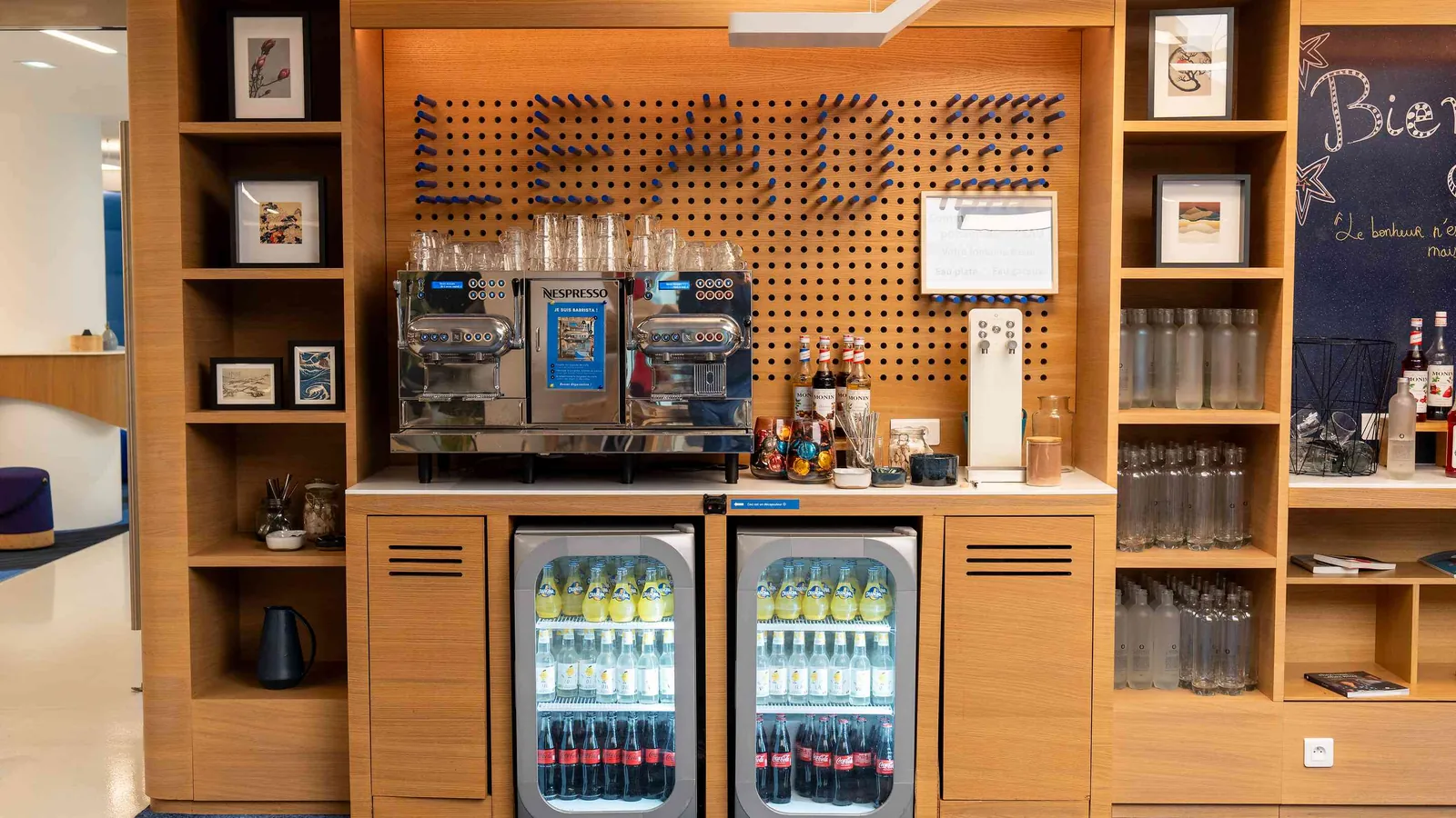 Office du Pavillon Contemporain avec machine à café, étagères en bois et boissons fraîches