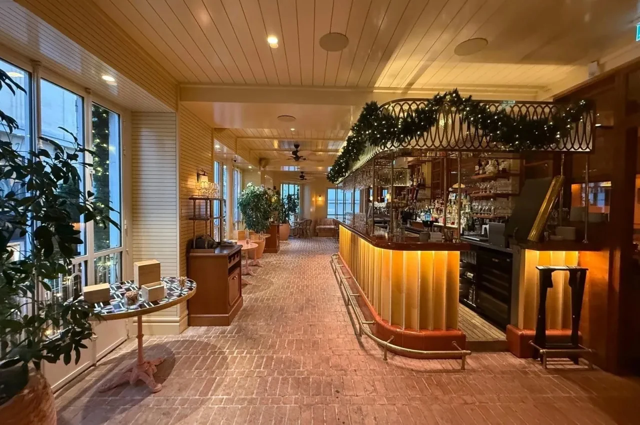 Loggia with a garland-decorated bar and dining tables