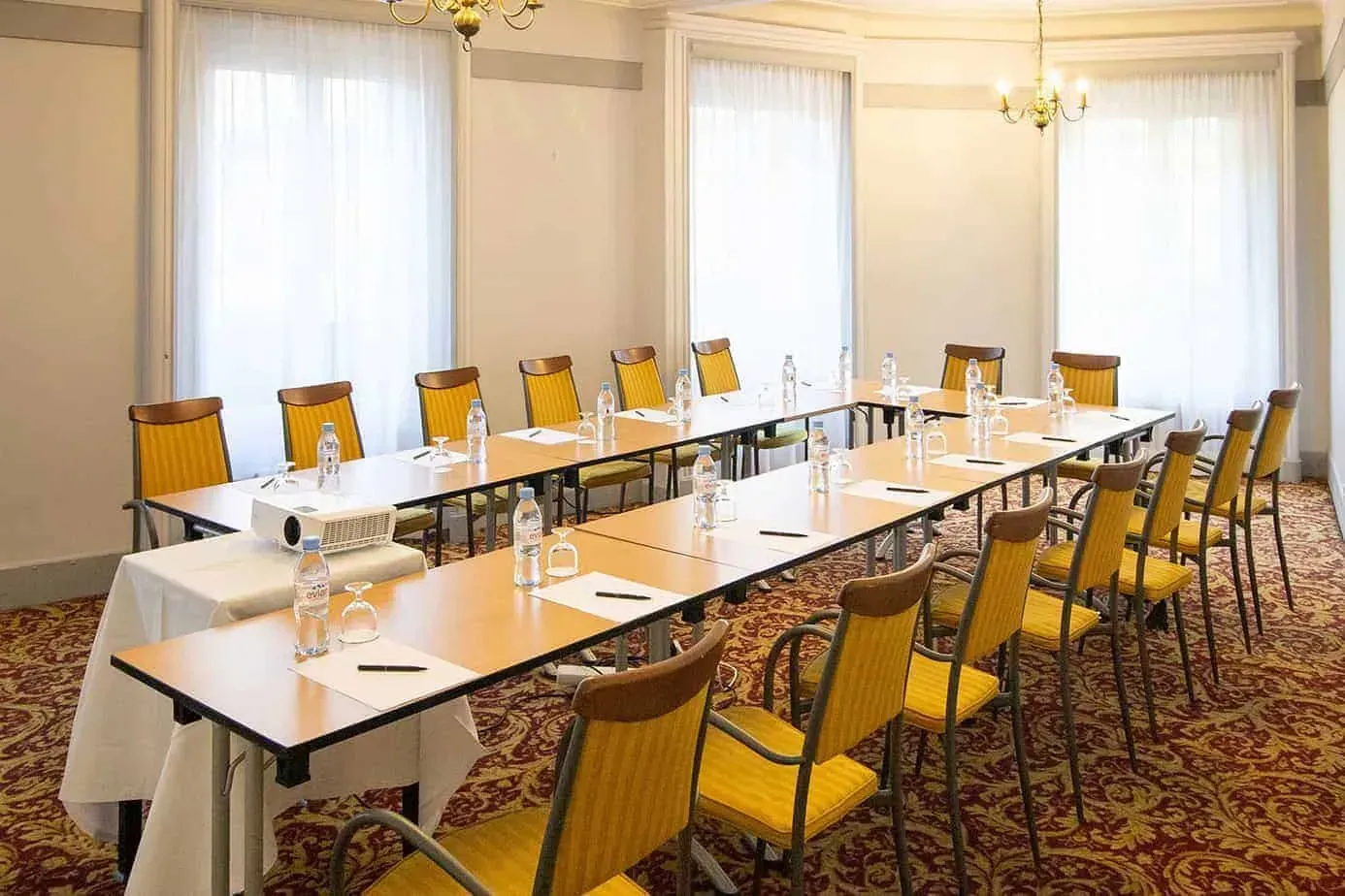 Salle de réunion aux ornements de plafond, rue de l'Échelle, Paris 1er