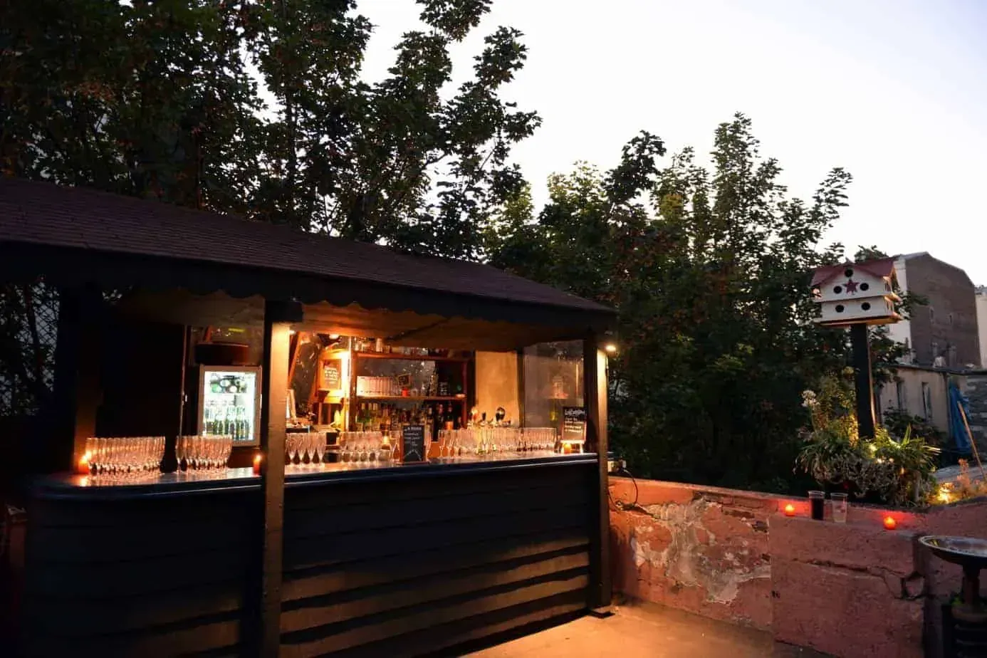Kiosque bar extérieur avec guirlandes lumineuses au crépuscule