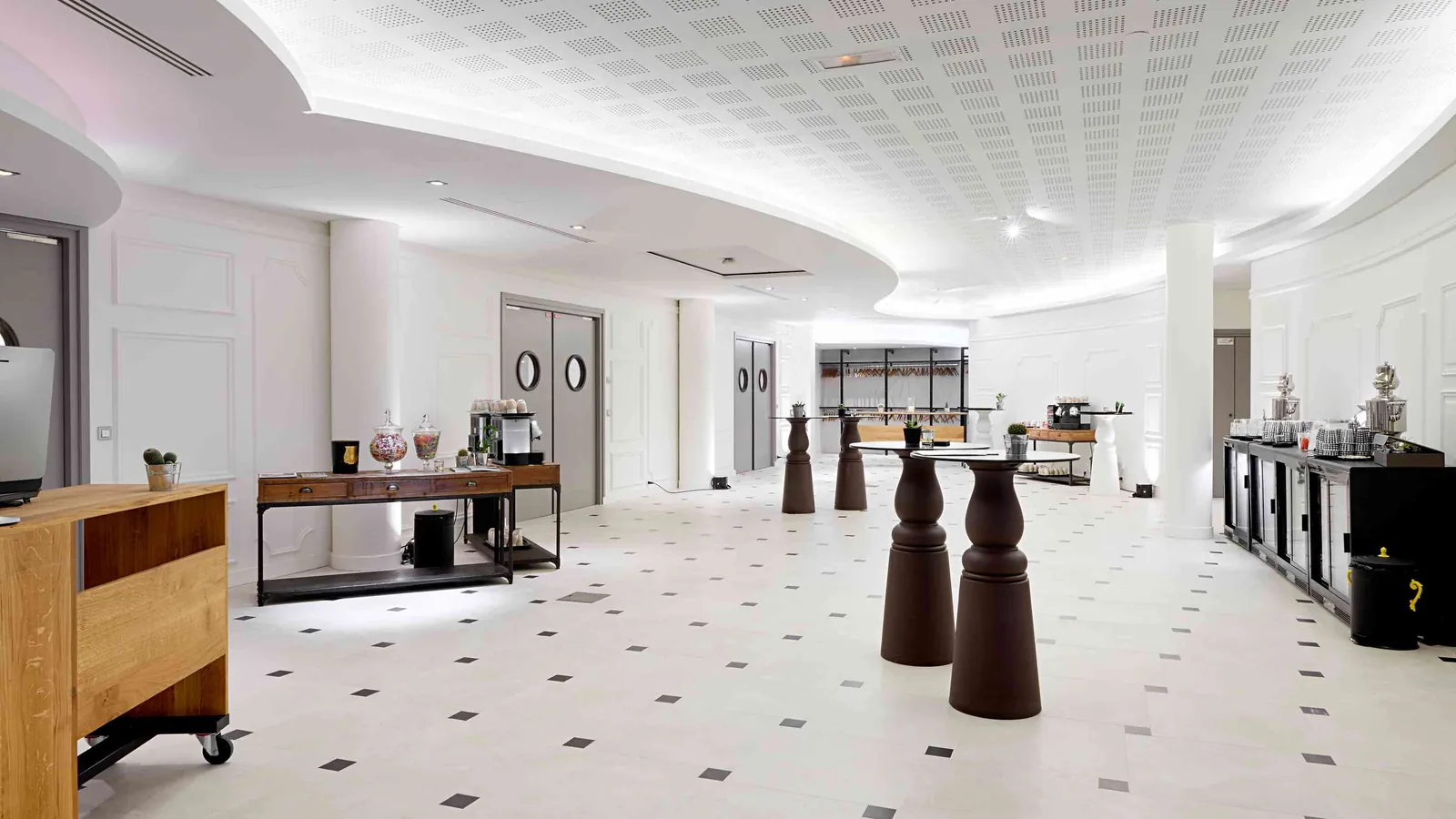 Grand salon blanc des Salons des Moulures avec colonnes, buffet et tables hautes