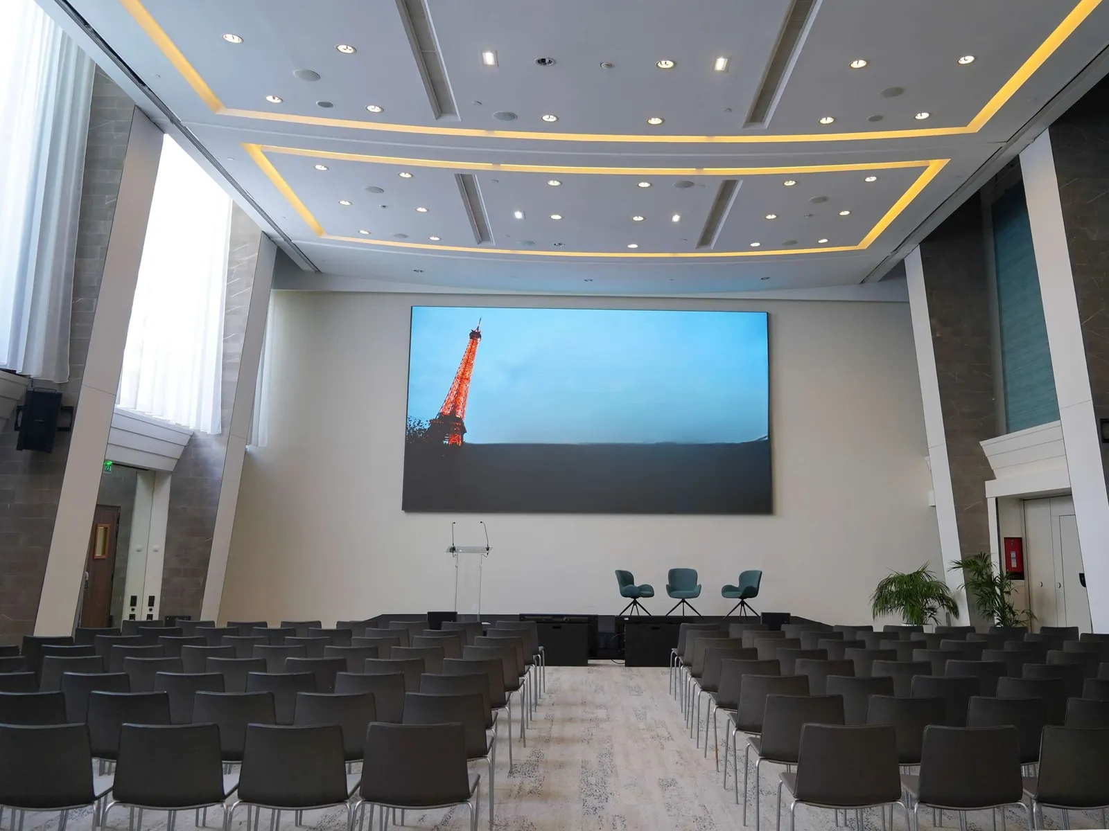 Auditorium contemporain aux sièges rouges et noirs, Paris 15e