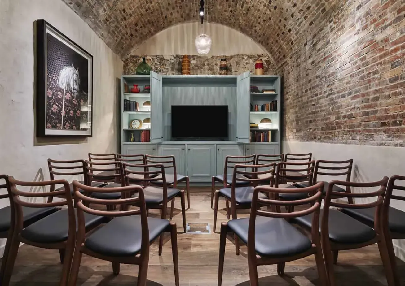 Vaulted Room, Rue du Sentier: interior and atmosphere, Paris 9e