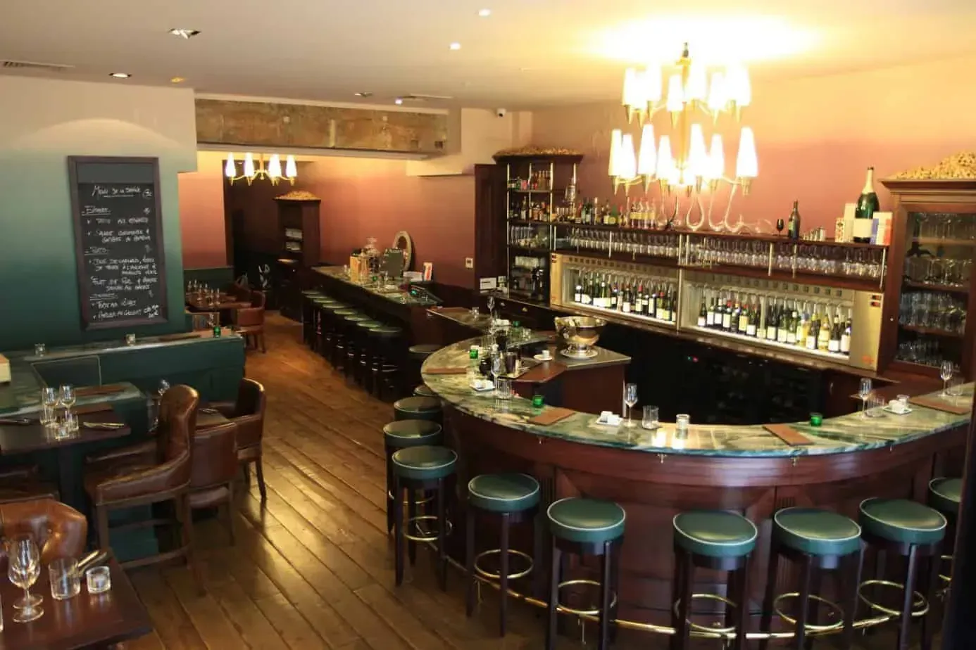 Le même bar sous un autre angle, avec étagères de bouteilles derrière le comptoir