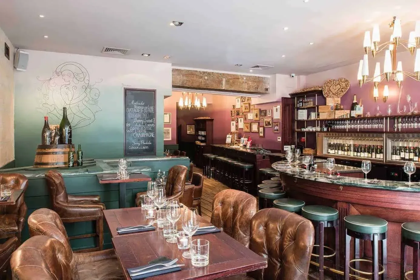 Bar vintage au comptoir incurvé en bois, tabourets en cuir et lustre
