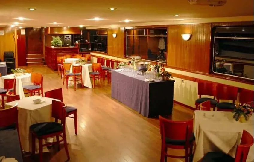 Vintage Barge, Quai du Point-du-Jour: private hire event space in Boulogne-Billancourt (Hauts-de-Seine), Paris area