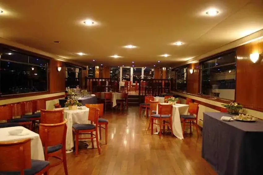 Vintage Barge, Quai du Point-du-Jour: interior and atmosphere, Boulogne-Billancourt (Hauts-de-Seine), Paris area